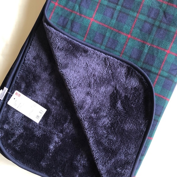 Uniqlo Bedding Hpnwtuniqlo 63x45 Fleece Dark Green Blanket Poshmark